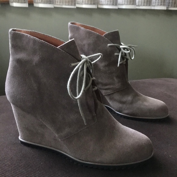 Kenneth Cole Suede Wedge booties beige - Picture 1 of 5